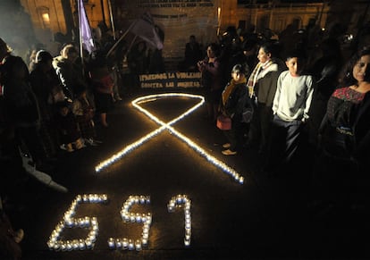 Hombres y mujeres participan en una vigilia en la Plaza de la Constitución de la ciudad de Guatemala en memoria de las 651 mujeres asesinadas en lo que va de año en el país, donde la cifra de violaciones y torturas supera la de cualquier otro rincón de Sudamérica. Incluso a Ciudad Juárez.