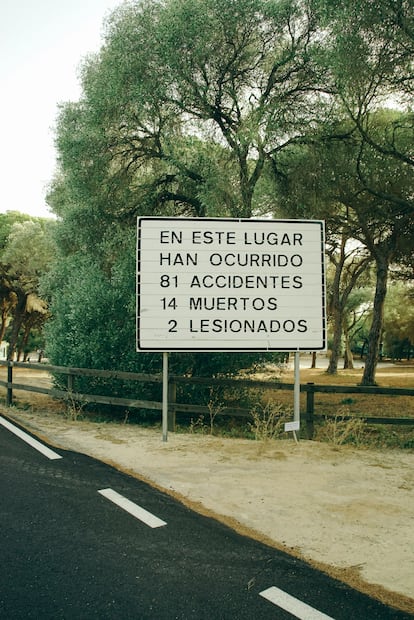 Sin título, de Maurizio Cattelan, un provocador panel de tráfico colocado en una carretera de poco tránsito.