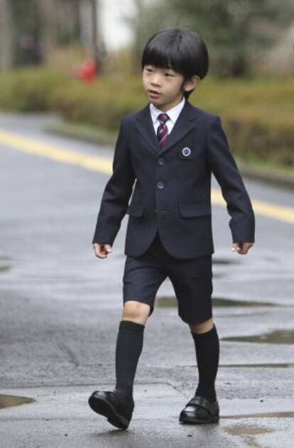 Hisahito, a su llegada a la escuela de la Universidad de Ochanomizu.