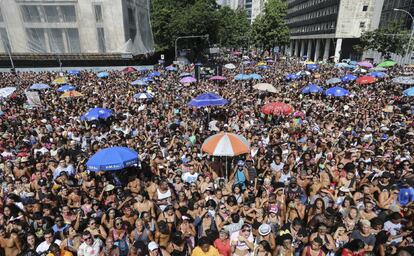 Multidão no Bloco das Poderosas, no Rio. Com a incorporação definitiva do fim de semana posterior ao Carnaval aos festejos mostra como a dificuldade do brasileiro de se despedir da maior e mais catártica festa do ano. Faltam 377 dias para o Carnaval, que em 2019 começa em 2 de março. 