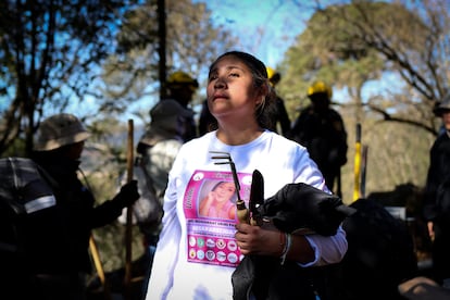 Jaqueline Palmeros, con la camiseta con la imagen de su hija Monserrat, durante una de las jornadas de búsqueda antes de la ceremonia de sepultura. “Todo el tiempo estuve con la esperanza de encontrar a mi hija con vida. Todo desaparecido tiene que ser buscado con presunción de vida, sobre todo porque habíamos tenido información de que podía haber estado en situación de trata, o en otras circunstancias, menos sin vida”, ha relatado Palmeros, en los días previos.