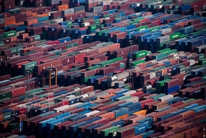 ‘Consumption’ es una vista de pájaro a los millares de contenedores del puerto de Barcelona, uno de los puntos de entrada de bienes y productos más grandes de Europa.