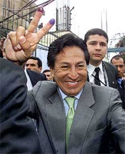 El presidente peruano, Alejandro Toledo, muestra sus dedos manchados de tinta después de votar en Lima.