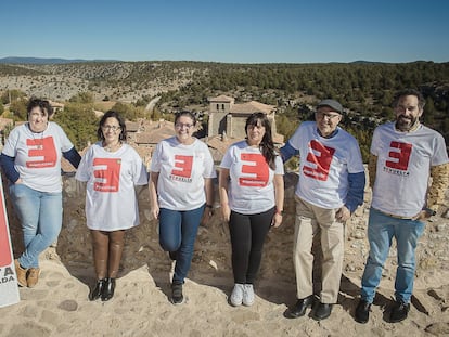 El paso adelante de la España Vaciada, de izquierda a derecha: Antonio Saz, de Teruel Existe, Mar Martín de CODESE, Raquel Esteban de SOS Talavera y comarcas, Inmaculada Sáenz SOS Cameros La Rioja,Vanesa García Soria YA! ,Salomón Ortega Te Puebla Burgos y Chema Mezquita Coordinadora Rural Zamora.