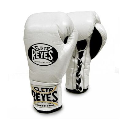 Para entrenar. El boxeo es uno de los deportes más completos en cuanto a su preparación física. Siempre es un buen momento para aprender a boxear, y para ello, estos guantes de la marca mexicana Cleto Reyes. Precio:159 euros.