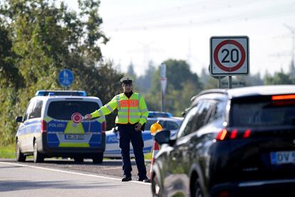 Un policía da el alto a un conductor en la frontera de Alemania con Dinamarca