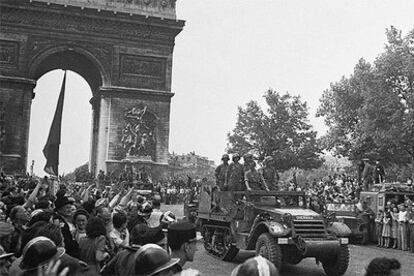 La División Leclerc, con republicanos españoles, desfila junto al Arco del Triunfo tras la liberación de París en 1944.