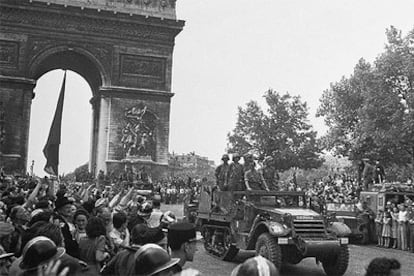 La División Leclerc, con republicanos españoles, desfila junto al Arco del Triunfo tras la liberación de París en 1944.