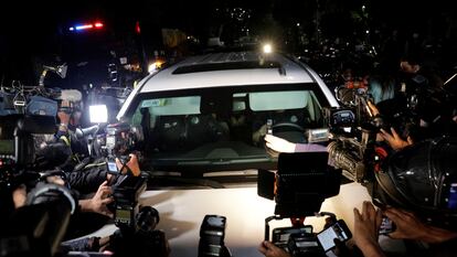 Reporteros rodean el convoy donde viajó Emilio Lozoya.