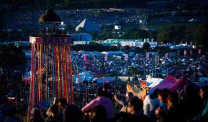 Glastonbury cuenta con duchas alimentadas con colectores solares e instalaciones fotovoltaicas que suministran energía a la iluminación y los equipos de sonido.