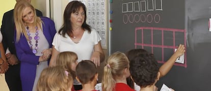 La presidenta regional, Crisitina Cifuentes (a la izquierda) durante la inauguraci&oacute;n del curso 2016-2017 en el colegio p&uacute;blico Carmen Laforet. 