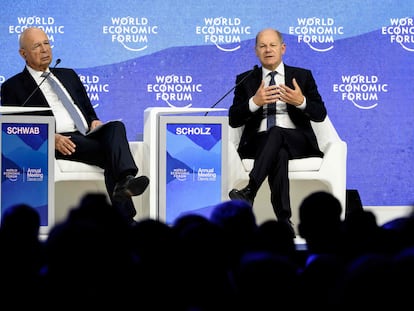 El canciller alemán, Olaf Scholz, durante su intervención en el Foro de Davos, junto a su fundador (izquierda), Klaus Schwab.