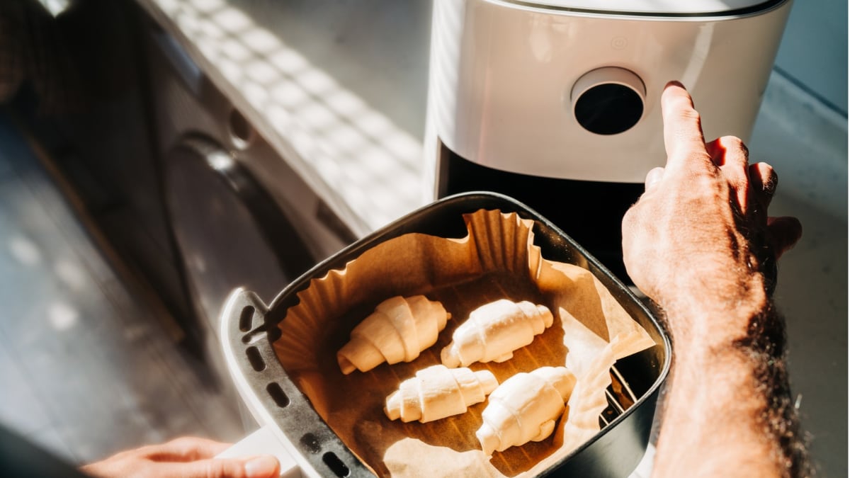 Los accesorios de cocina que la gente compra después de estrenar una freidora de aire