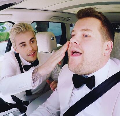 James Corden también ha tenido como copiloto al cantante Justin Bieber, con quien paró en el coche en un puesto de comida rápida para llevar.