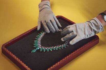 El personal coloca minuciosamente y con guantes cada joya. En este caso, un collar en oro blanco, con esmeraldas, espinelas, granates, mandarinos, turquesa, ónix y diamantes.