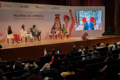 Eleonore Caroit, diputada francesa, María Emma Mejía, ex secretaria general de UNASUR y ex canciller de Colombia, Gabriela Warkentin, moderadora de la mesa, Myriam Méndez Montalvo, coordinadora de Valiente es Dialogar, y Marcela Aguiñaga, prefecta del Gobierno provincial de Guayas (Ecuador), escuchan un mensaje de la ex presidenta de Chile, Michelle Bachelet, durante el segundo panel del diálogo 'Mujeres de América por los derechos y el bienestar', en Ciudad de México, el 31 de mayo de 2023.