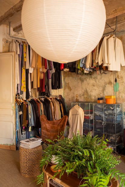 Zona del vestidor, en la que nuevamente se aprecian los hilos conductores de la casa: el gesto mínimo, un protagónico punto de luz, la silla y el verde de las plantas que salpican toda la vivienda.