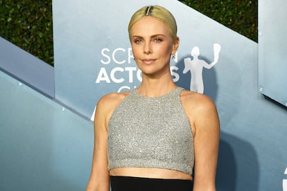 Charlize Theron, de Givenchy, a su llegada a los Premios SAG. Completó su estilismo con un brazalete de Tiffany & Co. colocado a lo largo de la raya del pelo.