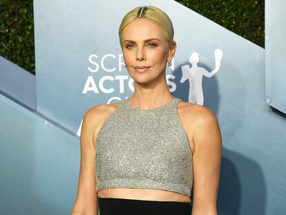 Charlize Theron, de Givenchy, a su llegada a los Premios SAG. Completó su estilismo con un brazalete de Tiffany & Co. colocado a lo largo de la raya del pelo.