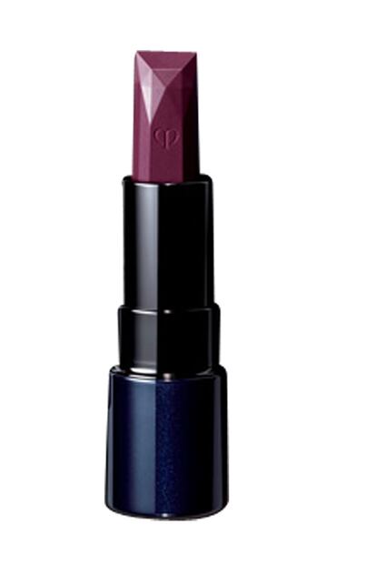 Clé de Peau opta por un tono con toques de moras. Su fina y cremosa textura hace que tus labios queden perfectos. Cuesta 48 euros.