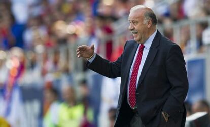 Del Bosque da instrucciones durante el partido.