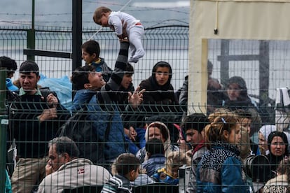 Refugiados en Turquía detenidos mientras intentaban alcanzar la costa griega.