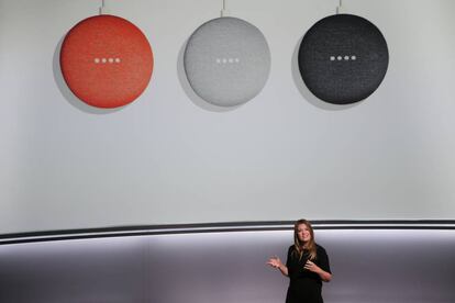 Isabelle Olsson, diseñadora jefe de Google de 'home hardware' presenta el Google Home Mini en San Francisco el 4 de octubre.