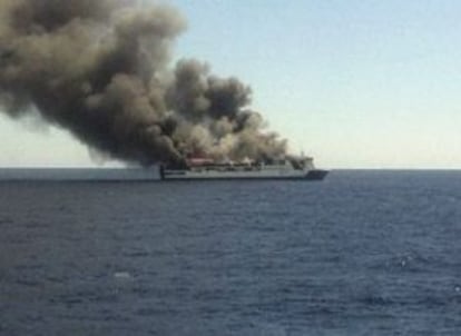 Un ferry con casi 160 personas, entre pasajeros y tripulantes, ha sido evacuado en altamar.