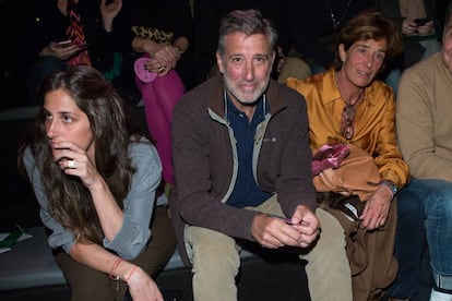 Emilio Aragón junto a su mujer, Aruca Fernández Vega (derecha) y su hija Iciar (izquierda) en el desfile de Isabel Núñez en la pasarela de Madrid, en enero de 2018.