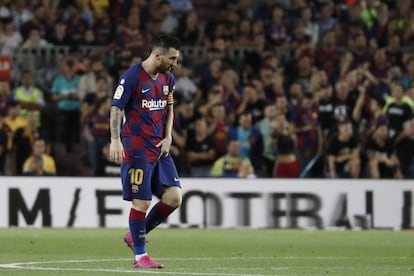 Messi camina después de lesionarse durante el partido.