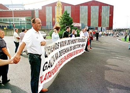 Los trabajadores de Izar en Fene se concentraron ayer ante la factoría de la empresa coruñesa.