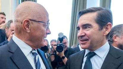 El presidente de Banco Sabadell, Josep Oliu y el presidente de BBVA, Carlos Torres. Europa Press via Getty Images