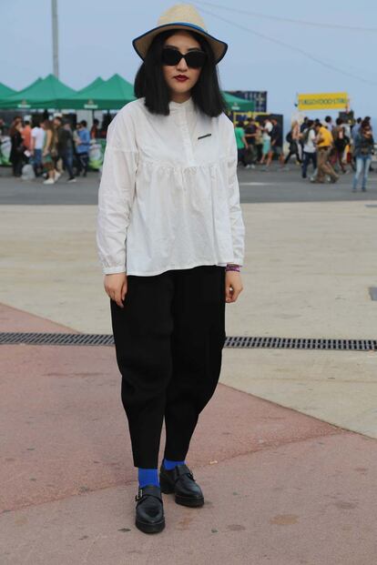 Miao mezcló camisa de Asylum Studios con pantalones de mercadillo y zapatos de Uterqüe.