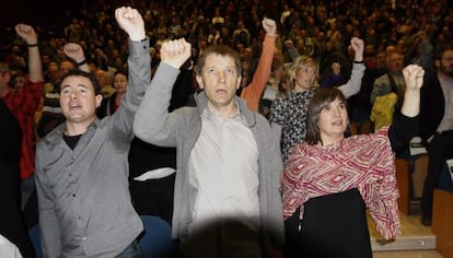 Rufi Etxeberria, en el centro, y Maribi Ugarteburu en el acto de la izquierda abertzale en San Sebastián.