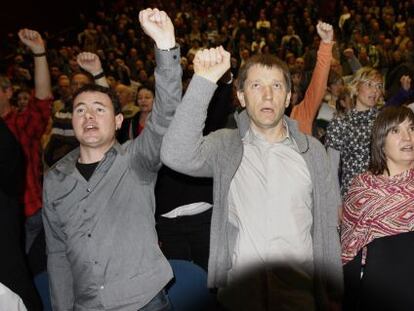 Rufi Etxeberria, en el centro, y Maribi Ugarteburu en el acto de la izquierda abertzale en San Sebastián.