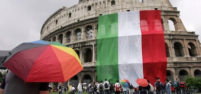 Bandera italiana en el Coliseo de Roma (Italia).