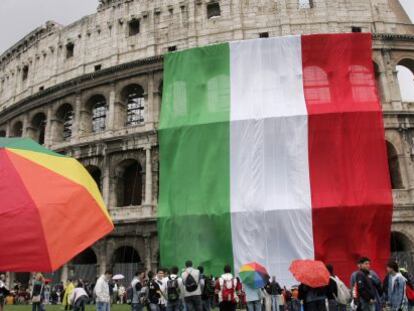 Bandera italiana en el Coliseo de Roma (Italia).