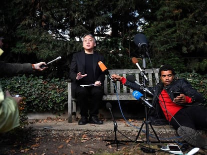 Kazuo Ishiguro, el jueves 5 de octubre en Londres, durante la rueda de prensa celebrada horas despu&eacute;s de que se le concediera el Premio Nobel de Literatura.