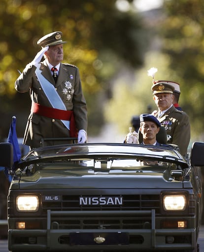 El Rey pasa revista a los militares congregados en el centro de Madrid.