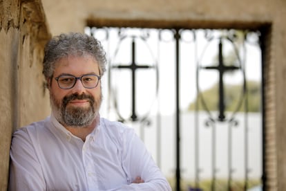 Sergio del Molino en el Cementerio alemán de Zaragoza, escenario de su última novela 'Los alemanes'. / ROCÍO BADIOLA