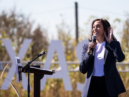 La candidata a la vicepresidencia por el Partido Demócrata, Kamala Harris, habla durante un evento de campaña este viernes, en Fort Worth, Texas.