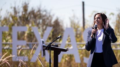 La candidata a la vicepresidencia por el Partido Demócrata, Kamala Harris, habla durante un evento de campaña este viernes, en Fort Worth, Texas.