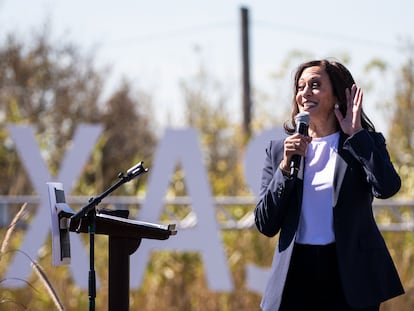 La candidata a la vicepresidencia por el Partido Demócrata, Kamala Harris, habla durante un evento de campaña este viernes, en Fort Worth, Texas.