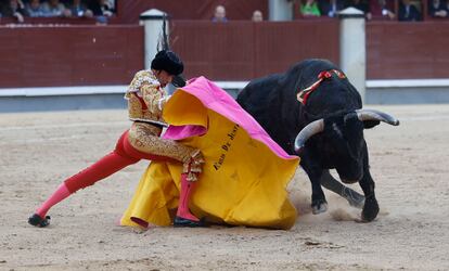 Emilio de Justo, a la verónica, ante el quinto toro de la tarde.