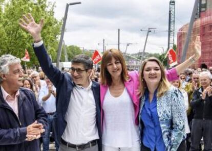 Patxi López, acompañado, entre otros, de la secretaria general del PSE, Idoia Mendia, saluda a los simpatizantes en Bilbao.