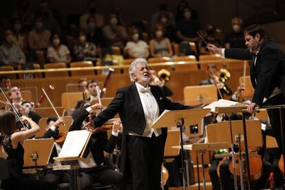 Con aplausos, vítores y parte de los asistentes en pie. Así recibió este miércoles el público de Madrid al tenor Plácido Domingo, visiblemente emocionado, en su reaparición en el Auditorio Nacional después de dos años alejado de los escenarios tras haber sido acusado de acoso por una veintena de mujeres en EE UU.