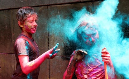 Unos niños indios juegan lanzándose polvo de colores durante el festival de Holi en Calcuta (India), el 27 de marzo de 2013.