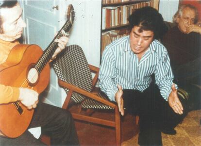 José Menese con la guitarra y Rafael Alberti escuchando en su casa de Roma en 1972.