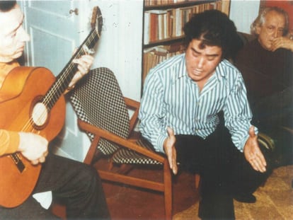 José Menese con la guitarra y Rafael Alberti escuchando en su casa de Roma en 1972.