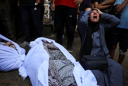 Funeral por algunas de las víctimas de los últimos ataques israelíes, este sábado en el Hospital Al-Shifa en la Ciudad de Gaza.